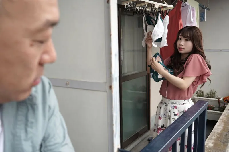 Gã nhà cạnh bên chuyên soi mói và cặp vợ yêu Chồng yêu thường xuyên rên la quá to