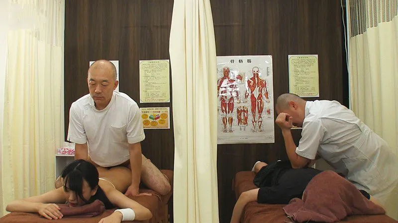 Dẫn người yêu đi mát-xa rồi bị nắc cạnh bên mà không hề hay biết