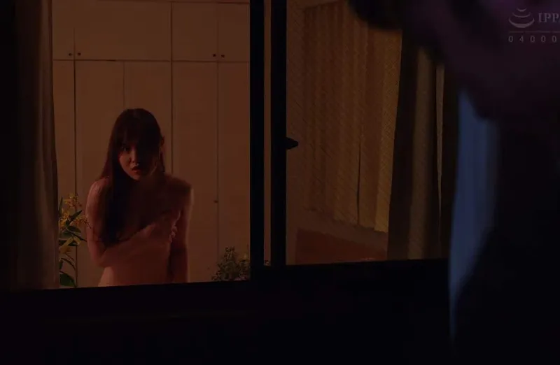 Em hotgirl cạnh nhà chồng yêu ông xã nhà đối diện thường xuyên thay đồ ở ngay cửa sổ