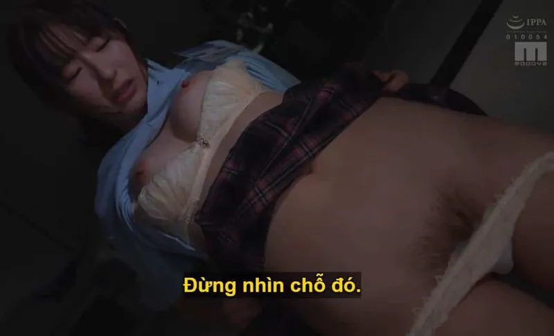Ông chủ lập mưu đụ cô nhân viên dưới quyền kiêu kỳ lười nhác, suốt ngày bận rộn chat chit cùng người yêu.